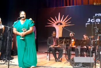 KELLY RAMOS RECEBE O PRÊMIO JOAQUIM FELIZARDO