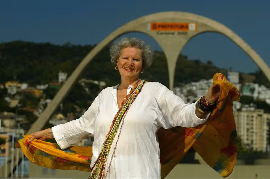 Maria Augusta no Sambódromo — Foto- Mônica Imbuzeiro - 29.08.2005