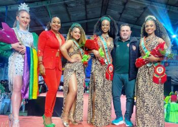 NOITE DE GALA NA RESTINGA: ESCOLA APRESENTA RAINHA DO CISNE E RAINHA TRANS