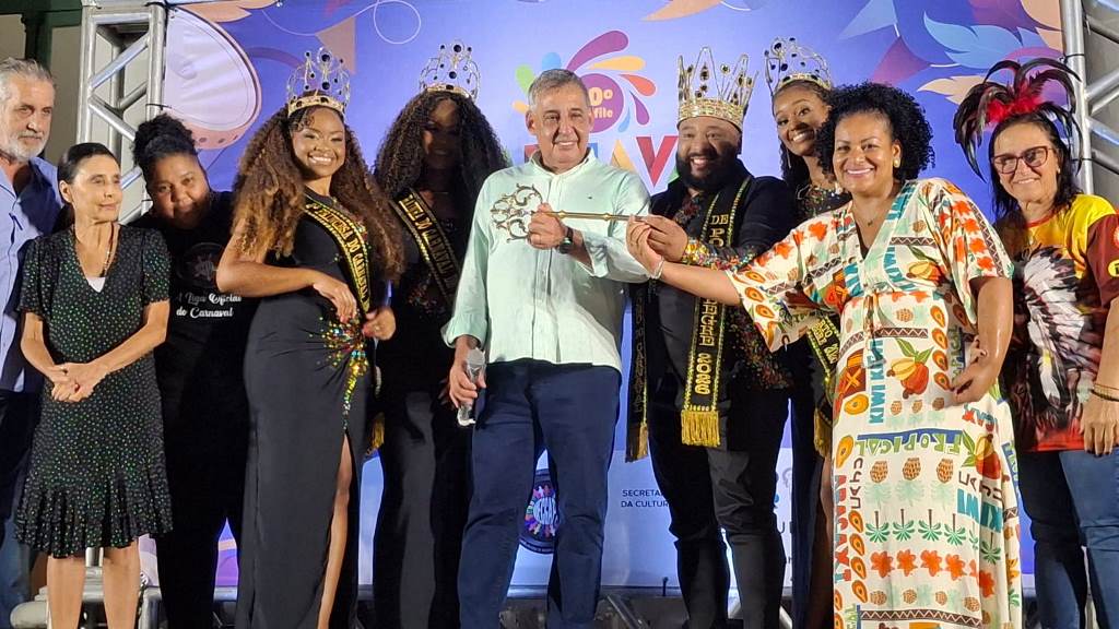 Prefeito Sebastião Melo entrega a chave da cidade à Corte Carnavalesca de 2026