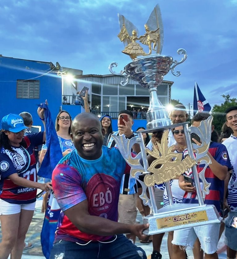 Intérprete Igor Sorriso levanta o troféu de campeã da Marduque 📷: Acervo pessoal