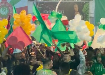 EU ME BANHEI NAS ÁGUAS DE OXUM! PARCERIA “SAMBA DOS GURIS” VENCE FESTIVAL DE SAMBA-ENREDO NA RESTINGA