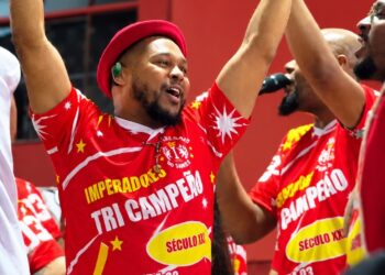 APÓS 17 ANOS, FOFO VOLTA A VENCER DISPUTA DE SAMBA-ENREDO NA IMPERADORES